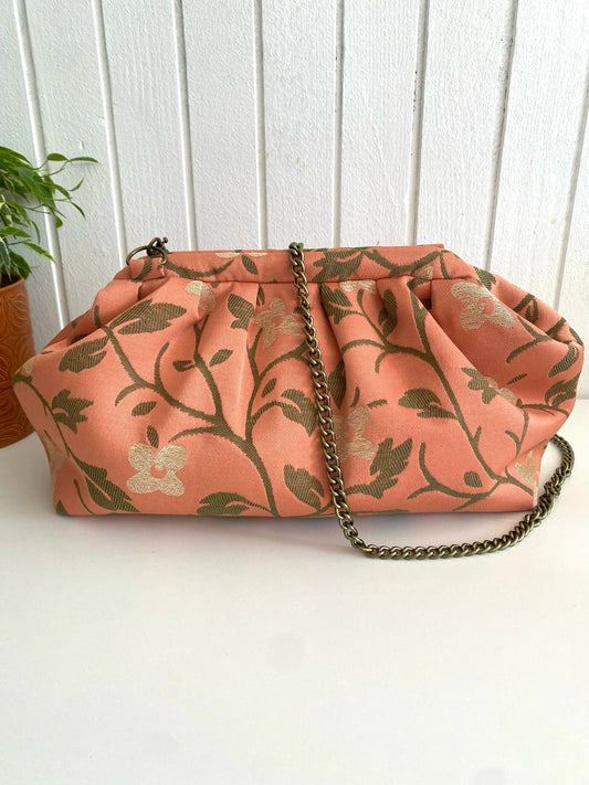 NEŽNOST, MODEL POUCH