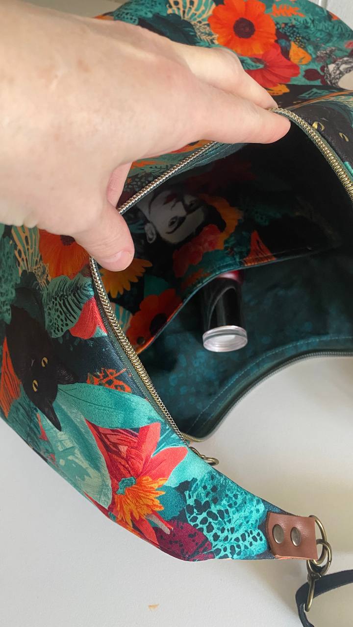 TORBA FRIDA SA CRNIM MAČKAMA - MODEL HOBO