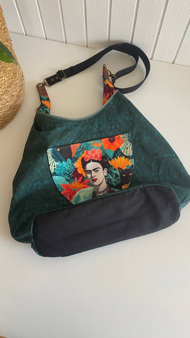 TORBA FRIDA SA CRNIM MAČKAMA - MODEL HOBO