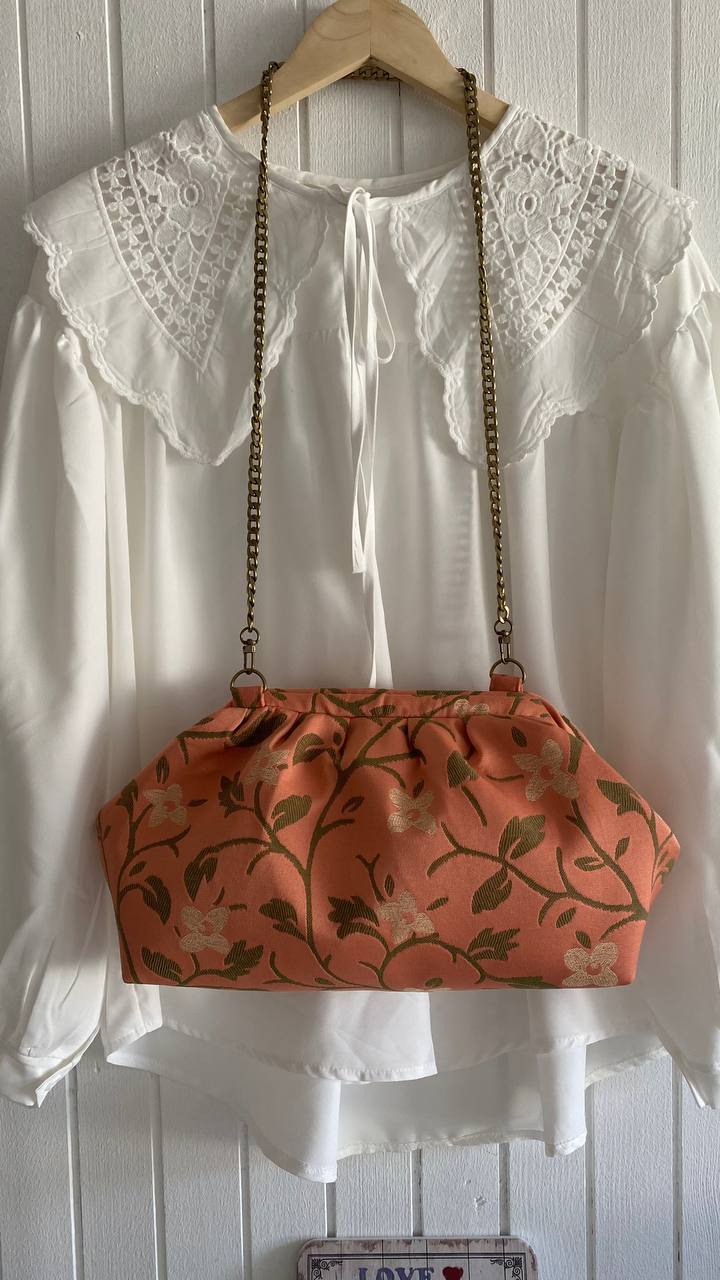 NEŽNOST, MODEL POUCH
