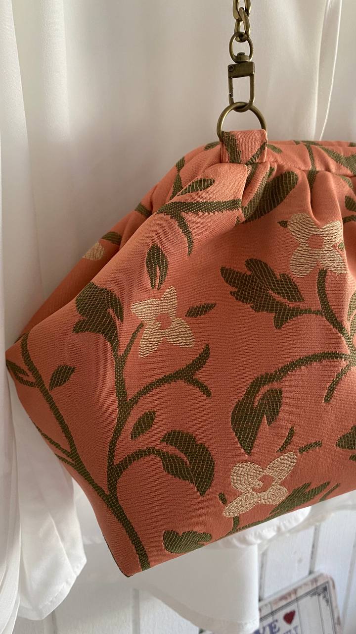NEŽNOST, MODEL POUCH