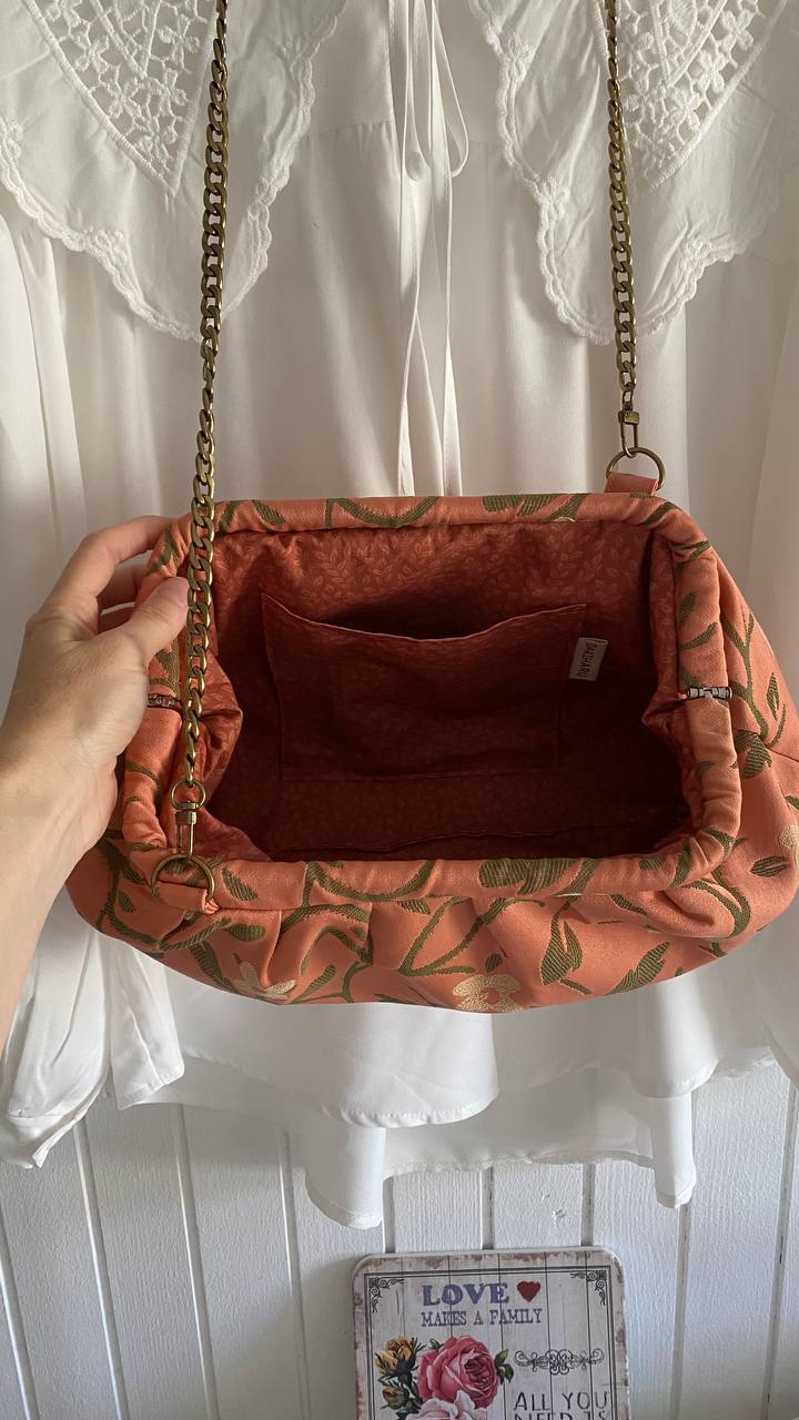 NEŽNOST, MODEL POUCH